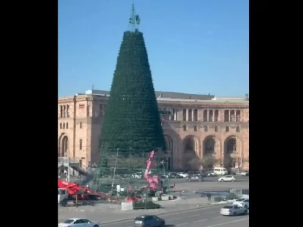 Հանրապետության հրապարակի տոնածառը հանում են. Փաշինյանը տեսանյութ է հրապարակել