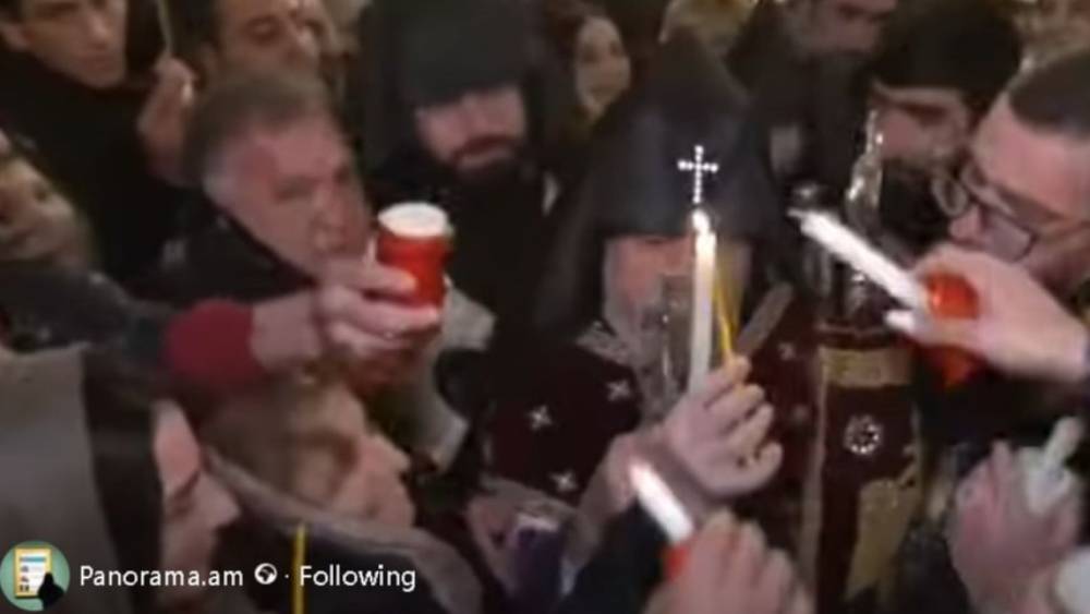 Վեհափառ Հայրապետը Քրիստոսի ծննդյան լույսն է բաժանում հավատացյալներին