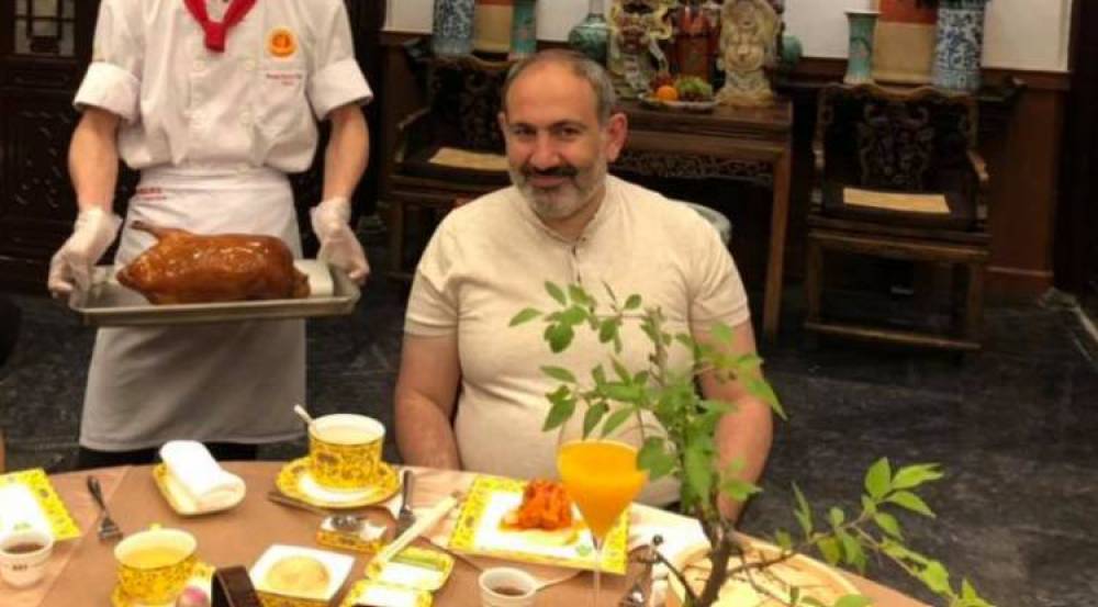 ՔՊ-ականների խնջույքին Փաշինյանը սեփական մատուցողին ու բաժակն է տարել․ «Հրապարակ»