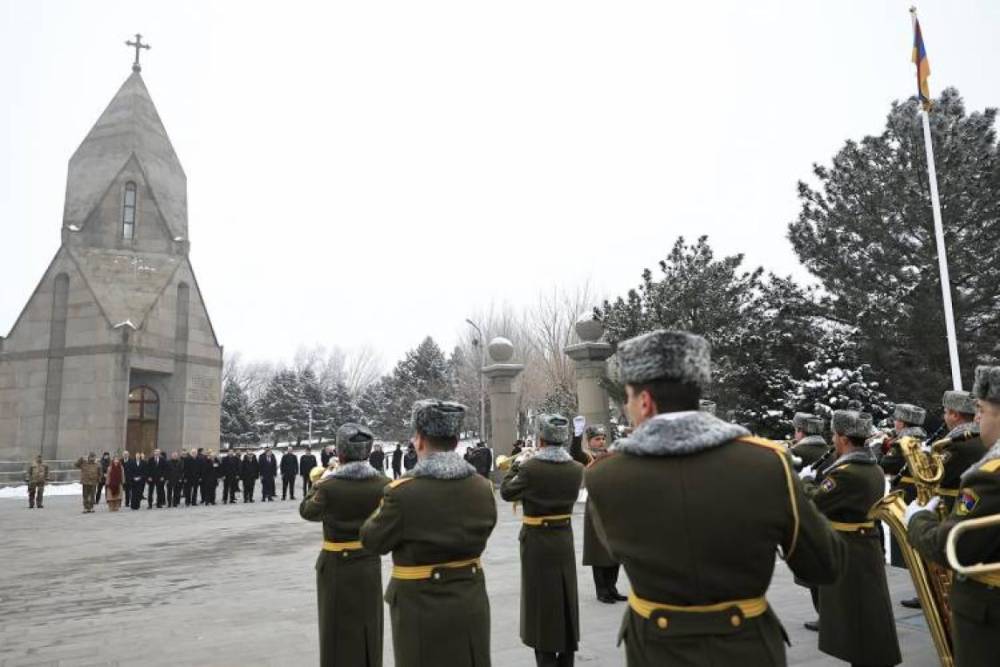 Եռաբլուրում զոհվածների ծնողները շան լափ են թափել դիպուկահարների գլխին․ «Հրապարակ»