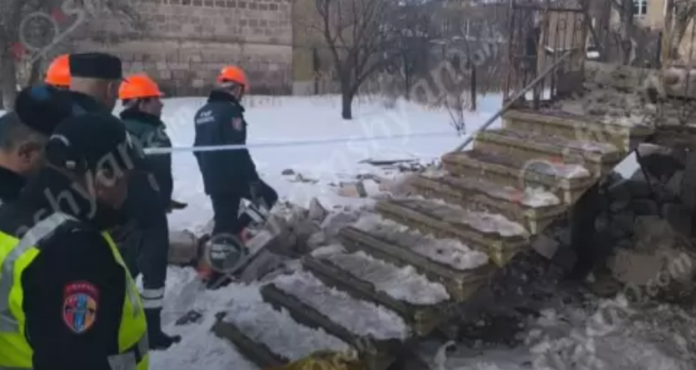 Արթիկում տան մուտքի բետոնե ծածկը փլnւզվել է քաղաքացու վրա. վերջինս մաhшցել է