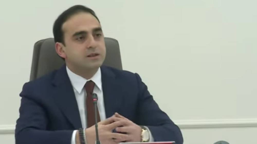 Կիևյան փողոցից եղբորս հետ դուրս եկա, խանութի տերը, ձյունը մաքրելով, ասում է՝ փող պիտի տաք սրա համար