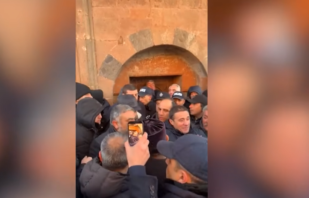 Թալինի Սուրբ Աստվածածին եկեղեցում իրավիճակը լարված է․ ոստիկանները շրջապատել են եկեղեցու մուտքը