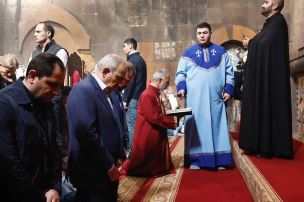 Փաշինյանը կոչ է անում պաշտպանել «բարենորոգմանը» միացած քահանաներին