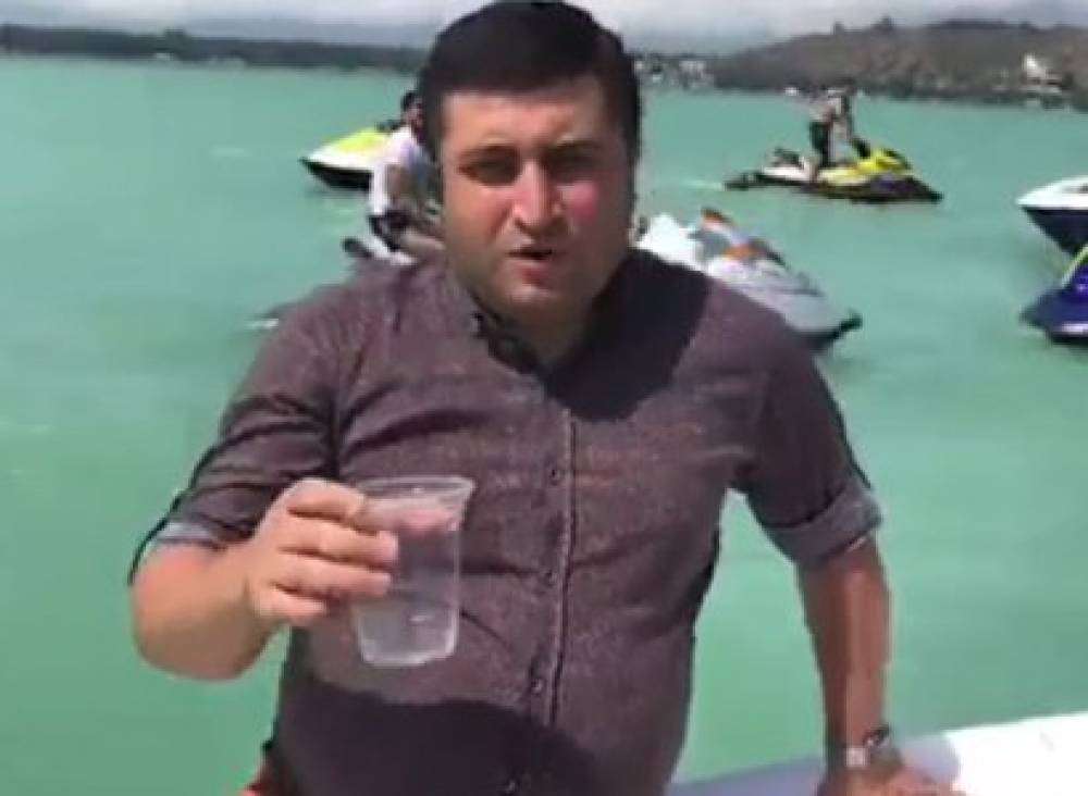 Որևէ վտանգավոր բան չկա. «Սևան» ազգային պարկի տնօրենը խմել է կանաչ ջրից  (տեսանյութ)