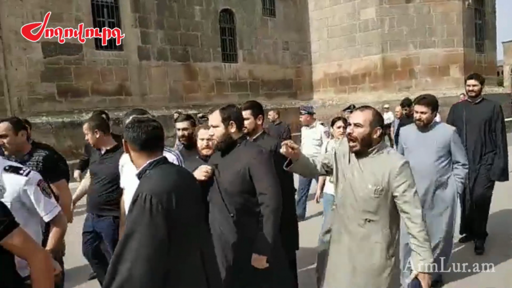 «Բիզնեսմեն կաթողիկո′ս, հեռացի′ր». բախում Մայր Աթոռում․ տեսանյութ