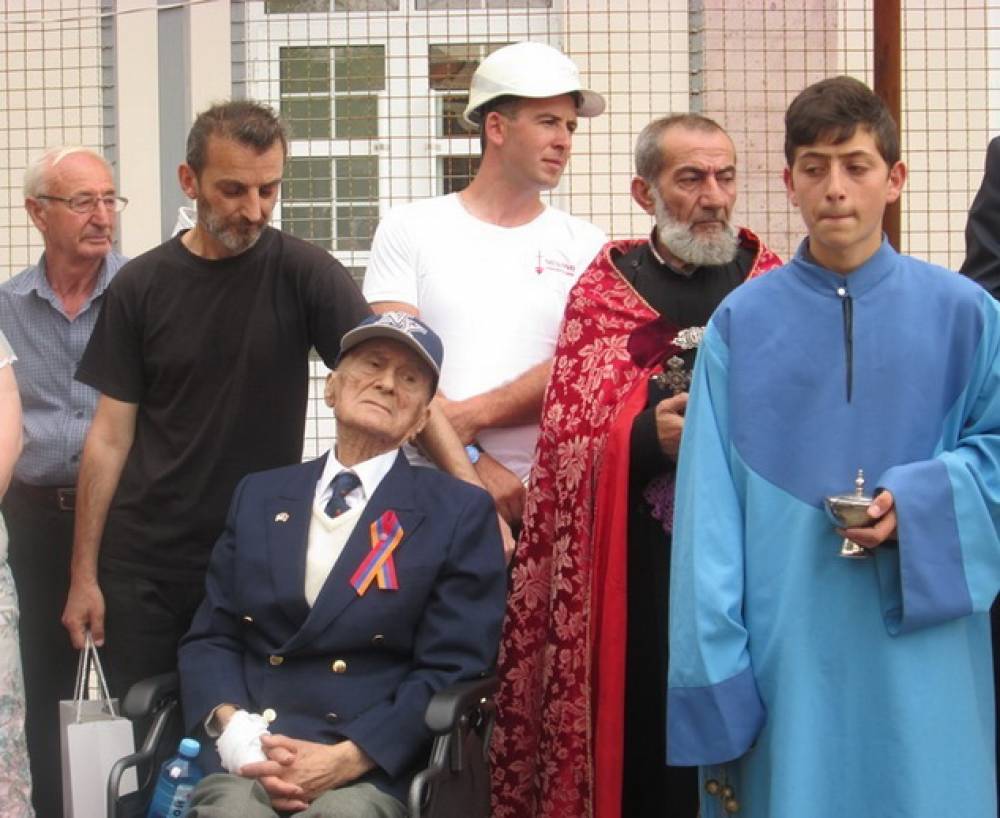 98-ամյա ամերիկահայ բժիշկն իր ծննդյան օրը մեծ անակնկալ մատուցեց գյումրեցիներին  (Տեսանյութ)