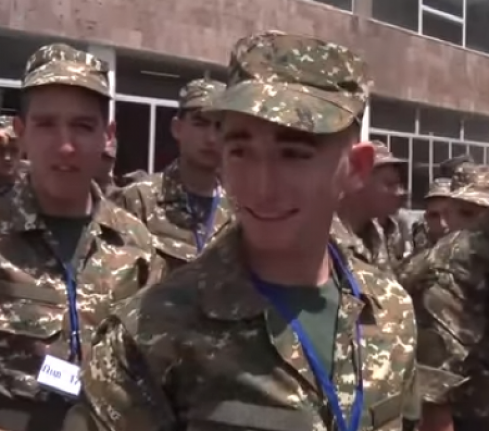 «Ղարաբաղում ա պետք ծառայել»․ զորակոչիկները ծառայության են մեկնում «դուխով» (տեսանյութ)