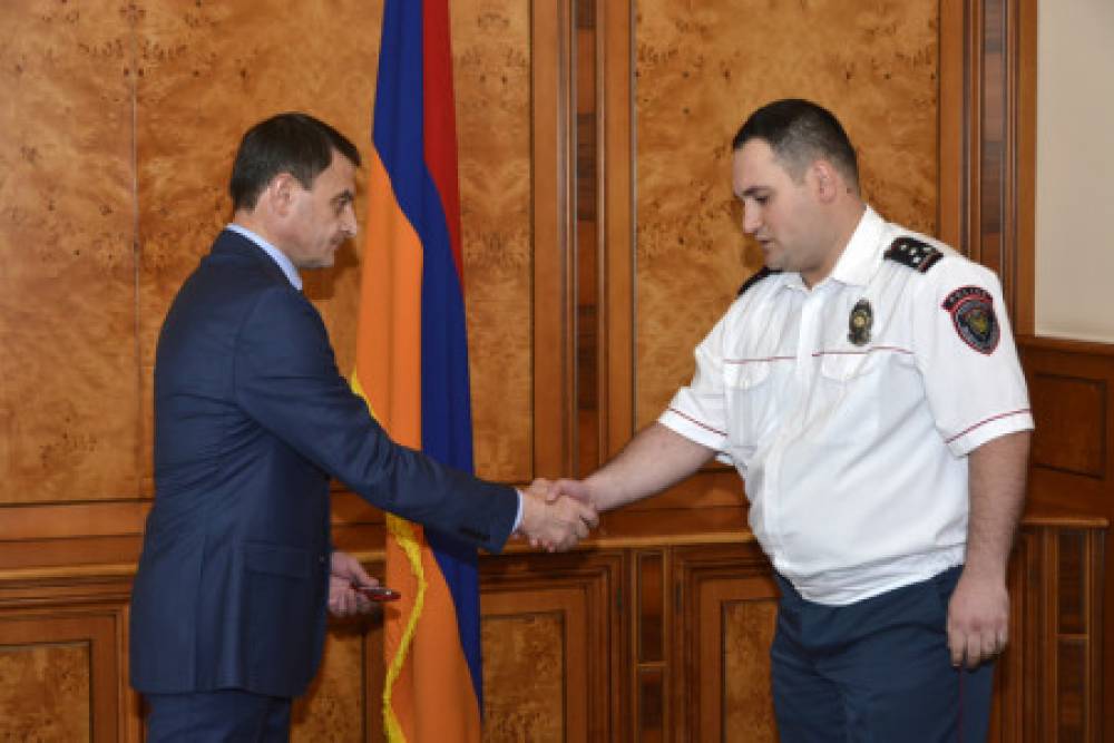 Վալերիյ Օսիպյանը 15 ոստիկանների նոր կոչումներ է շնորհել (տեսանյութ)