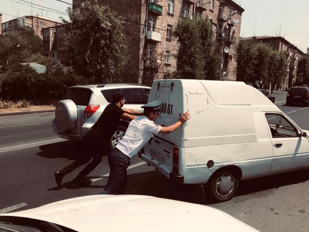 Ինչպես է պատգամավոր Հայկ Սարգսյանը ՃՈ աշխատակցի հետ մեքենա հրում փողոցում (լուսանկարներ)
