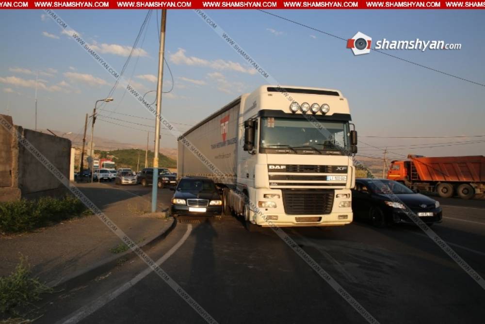 Երևանում բախվել են Mercedes-ն ու DAF բեռնատարը
