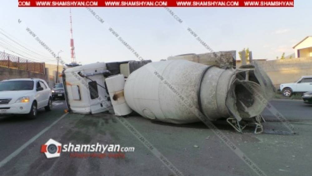 Խոշոր ավտովթար Երևանում. հեռուստաաշտարակի հարևանութամբ Skania մակնիշի ցեմենտ տեղափոխող բեռնատարը կողաշրջվել է