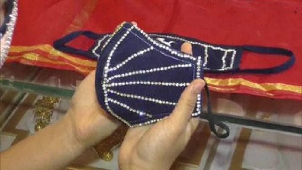 Հնդկաստանում սկսել են ադամանդներով զարդարված դիմակներ վաճառել (տեսանյութ)