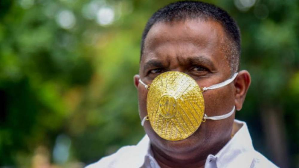 Հնդիկ բիզնեսմենը կորոնավիրուսի դեմ պաշտպանվելու համար 2,5 կիլոգրամանոց ոսկե դիմակ է կրում (լուսանկարներ, տեսանյութ)