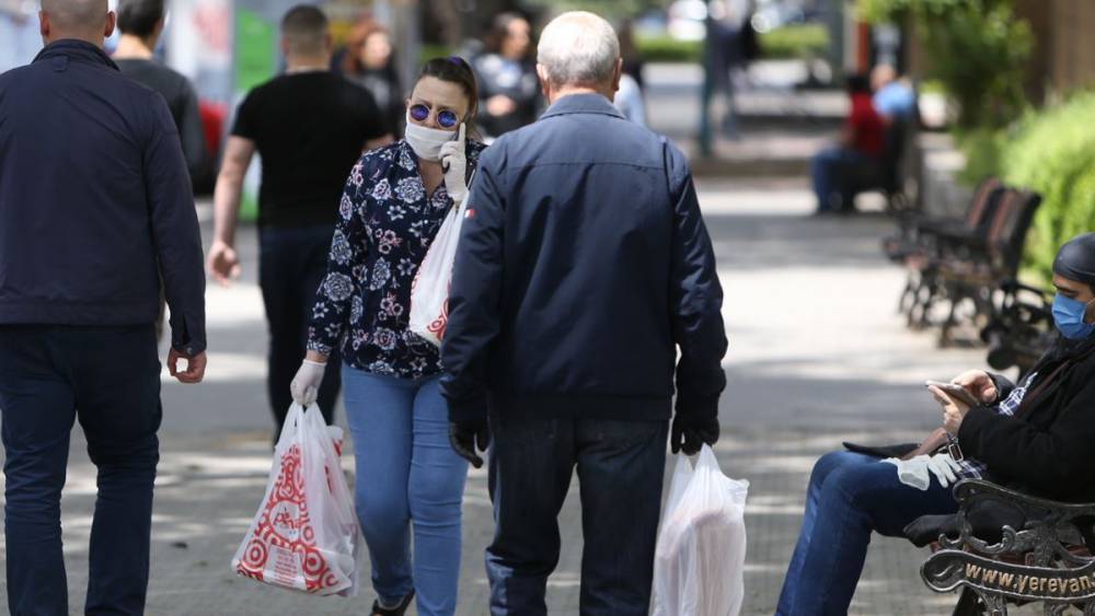 Փողոցում մայրս դիմակը մի փոքր իջեցրել է՝ ակնոցն ուղղելու համար եւ ոստիկանները տուգանել են. քաղաքացին ահազանգում է