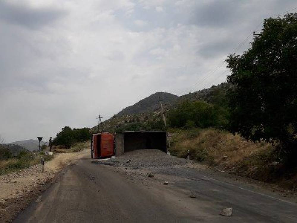 Վթարի հետեւանքով Մ2, Երեւան-Երասխ-Գորիս-Մեղրի-հայ-իրանական սահման ճանապարհի մի հատվածը միակողմանի փակ է (լուսանկար)