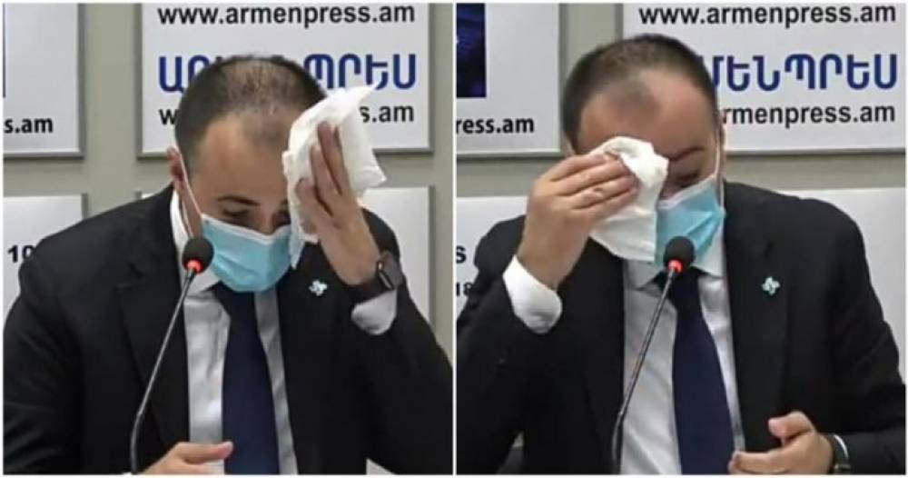 «Դու, սրբելով քրտինքդ, այդպես էլ դիմակը չփոխեցիր` ապացուցելով, որ դիմակ կրելն ընդամենը ցուցադրական ակցիա է»