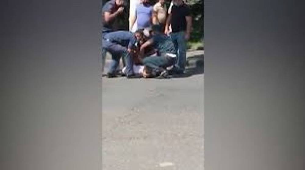 Աբովյան փողոցում ոստիկանները «ասֆալտին են փռել» երկու քաղաքացու