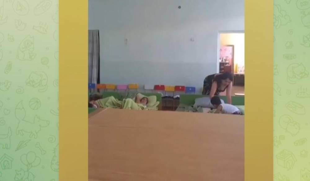 Համացանցում տեսանյութ է տարածվում մանկապարտեզի ննջասենյակից․ կադրերում կինը ֆիզիկական բռնության է ենթարկում երեխային