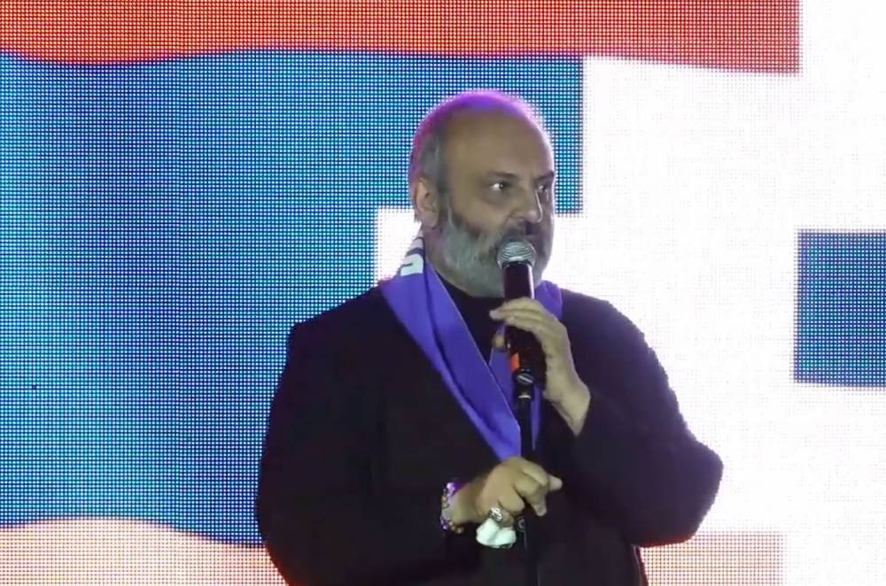 Թշնամի երկրի ղեկավարը նկարվում է Ստեփանակերտի օդանավակայանի դիմաց, Շուշիում թեյ խմում. Սրբազան