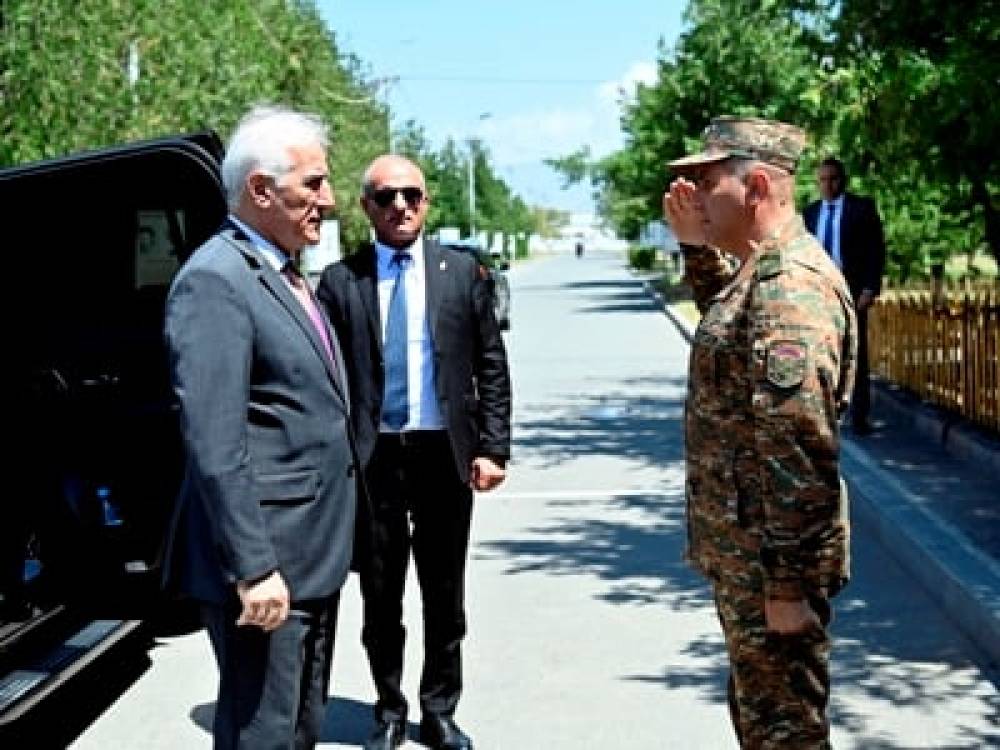 «Մենք դառը փորձեր ունենք». Վահագն Խաչատուրյանն այցելել է զորամաս