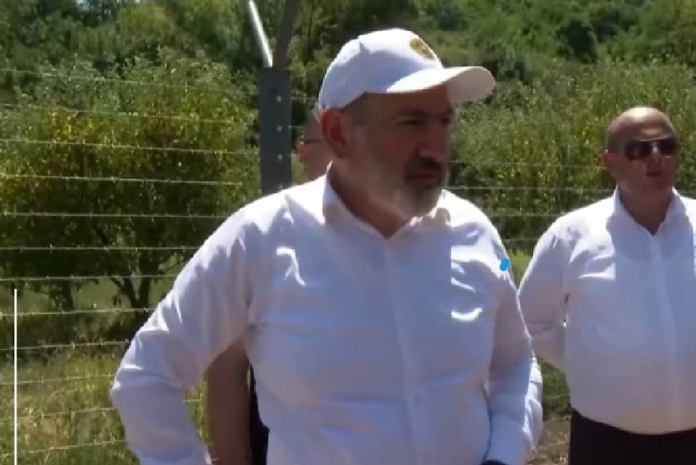 Մարդիկ ապահով կարան այգին մշակեն, սրա վրա ոլորաձև փշալարեր էլ են չէ՞ լինելու. Փաշինյանը Կիրանցում է
