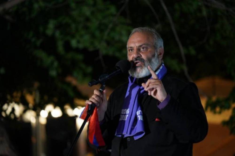 Սրբազանը և աջակիցները Սուրբ Աննա եկեղեցու բակում են․ ՈՒՂԻՂ