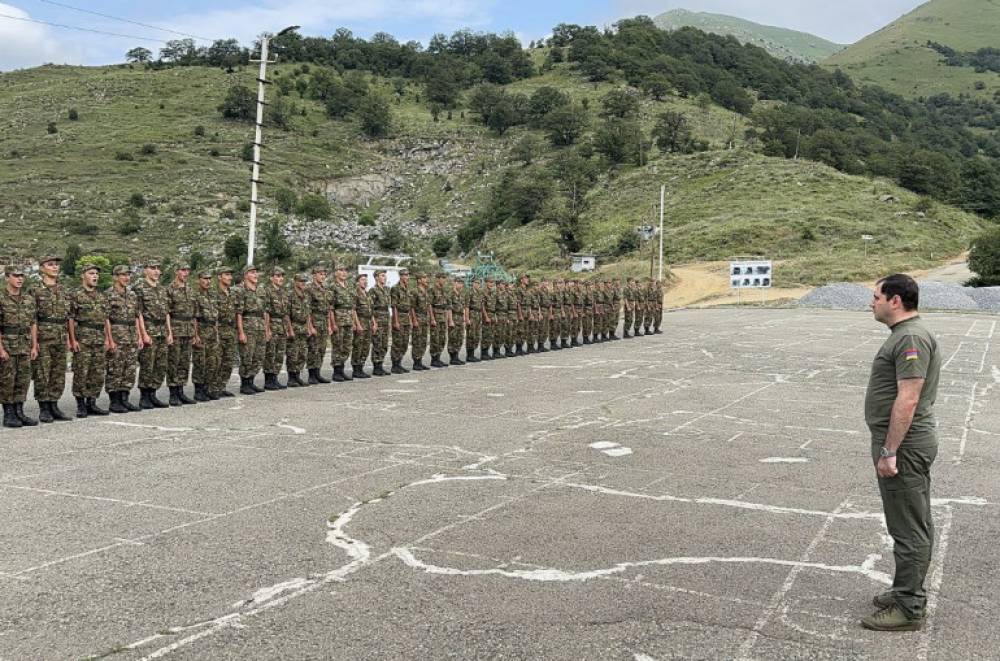 Պապիկյանն անակնկալ այց է կատարել ՊՆ լեռնային ուսումնական կենտրոն և այցելել է հատուկ նշանակության զորամասերից մեկը