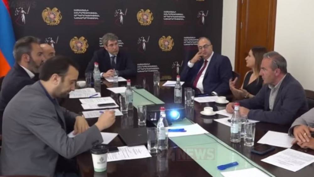Պետք է քննարկենք՝ դատարկ թուղթ վերցնենք ու նոր Սահմանադրություն գրենք զրոյից,թե՞․․․․ Ջուլհակյան