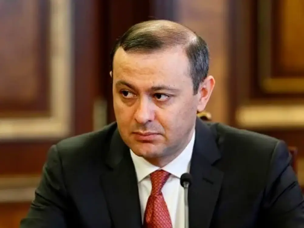 Արմեն Գրիգորյանը իր 2 օգնականների հետ մեկնում է Լոնդոն՝ աշխատանքային հանդիպումներ ունենալու