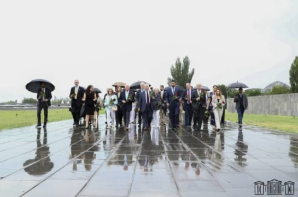 ԱՄՆ սենատոր Ռոջեր Ուիքերի գլխավորած պատվիրակությունն այցելել է Ծիծեռնակաբերդի հուշահամալիր
