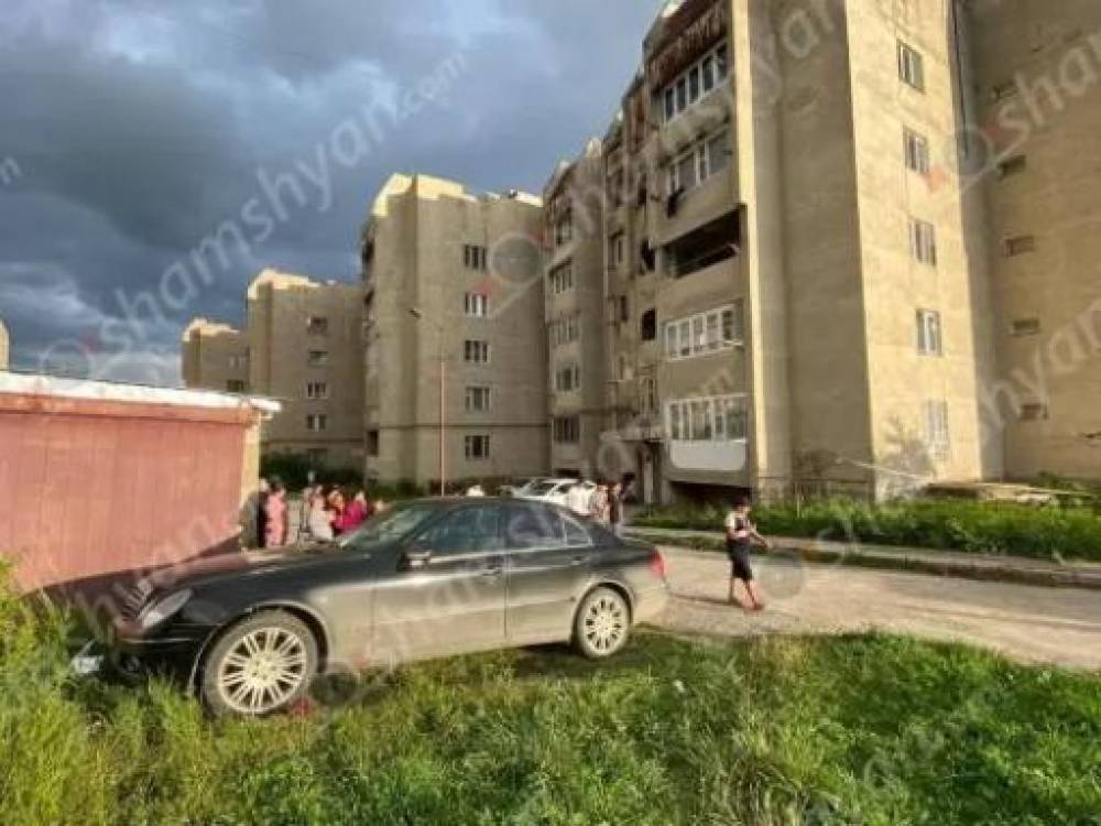 Վանաձորում 60-ամյա կինը տան պատուհանները մաքրելիս 5-րդ հարկից վայր է ընկել