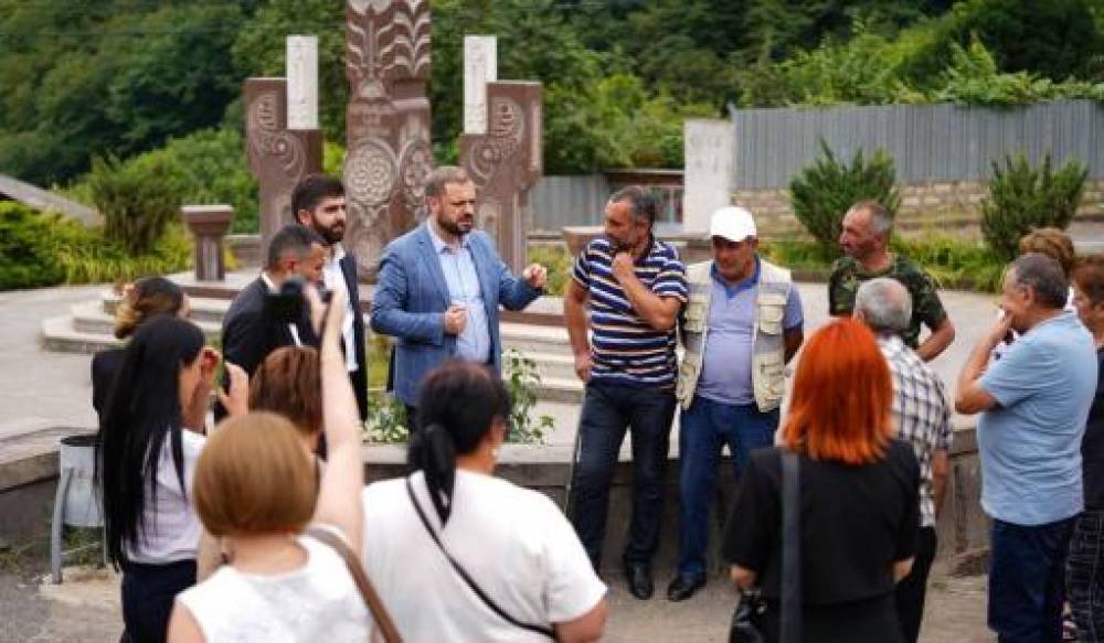 Պապոյանն այցելել է Սյունիքի մի շարք համայնքներ՝ տնտեսության ոլորտի խնդիրներին տեղում ծանոթանալու