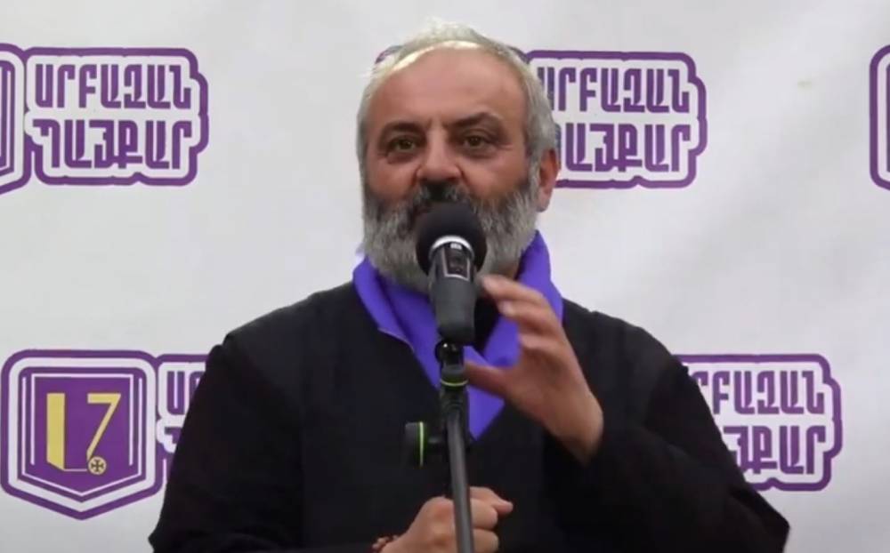 Չարիքը մարդկանց վախեցնում է, գործից հեռացնում ու սարսափեցնում նրա համար, որ հայացք ունեն. Սրբազան
