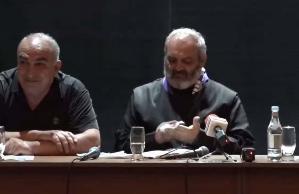 Սրբшզա'ն Հայր, զինվորները խնդրում են, որ չնահանջեք, նրանք ամուր են, քանի գիտեն` դուք այստեղ եք