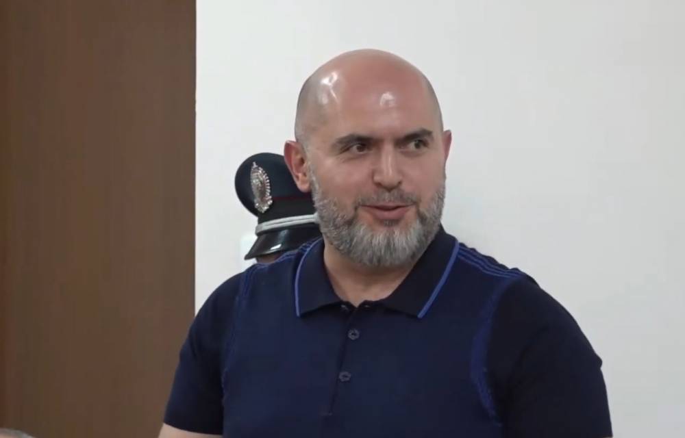 Դիտավորություն է, պարզ է, չէ՞, որ Փաշինյանի որոշման պատճառով եմ այստեղ, կալանքս էլի երկարացրին