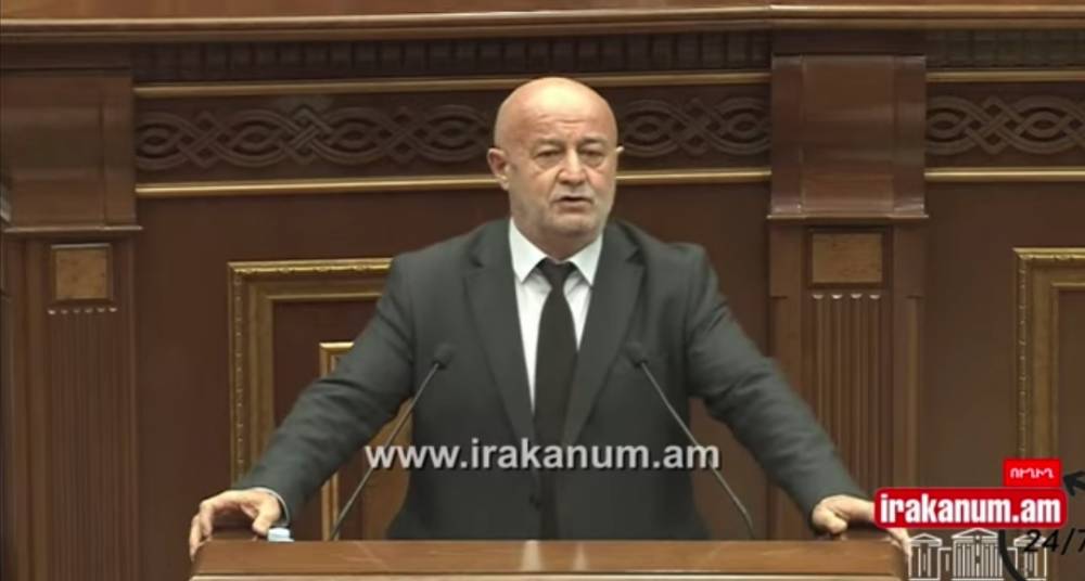 Հովիկ Աղազարյանը և քպ-ական պատգամավորները տվեցին իրար
