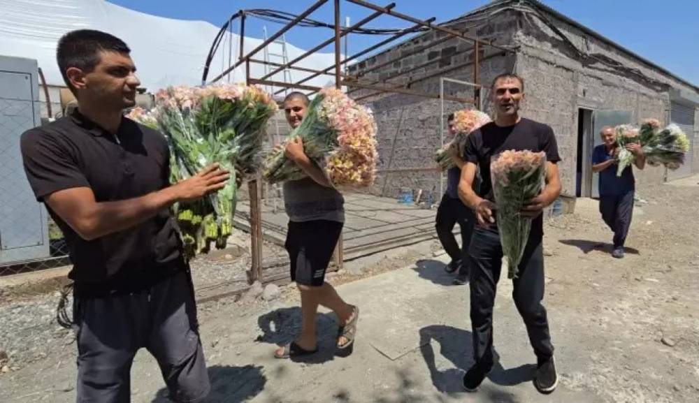 Լարված իրավիճակ՝ Արմավիրում. գյուղի կենտրոնական փողոցում են հավաքվել մեծ թվով ծաղկավաճառներ
