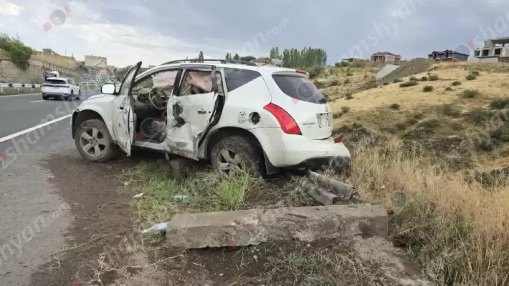 «Արծվի թևեր»-ի մոտ «Nissan Murano»-ն բախվել է երկաթե արգելապատնեշներին և հայտնվել ձորի եզրին