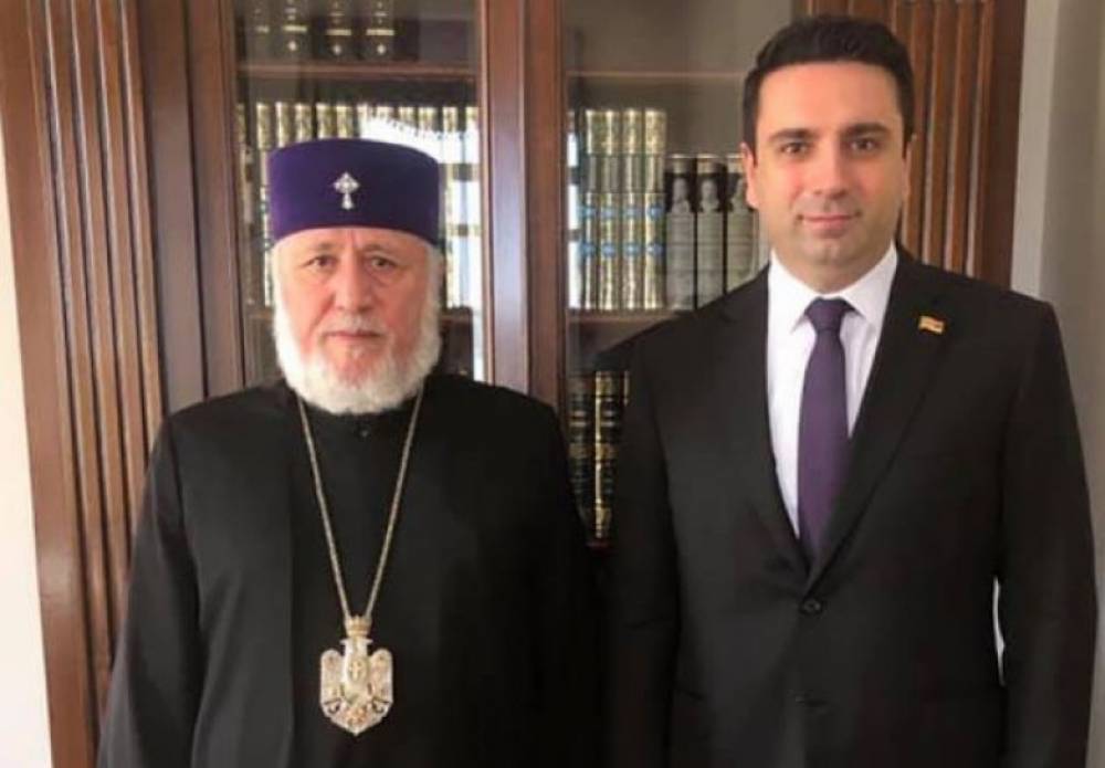 Ալեն Սիմոնյանն իրեն հավատացյալ մարդ է համարում ու վստահեցնում, թե իր համար Հայ առաքելական եկեղեցին սրբություն է