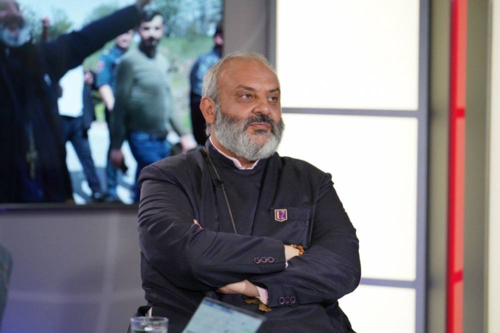 Իշխանական քարոզչությունը Բագրատ Սրբազանի թեման աստիճանաբար վերածում է ահասարսուռ մի պատմության, որտեղ կա բարի իշխանություն և արյունարբու ընդդիմախոսներ