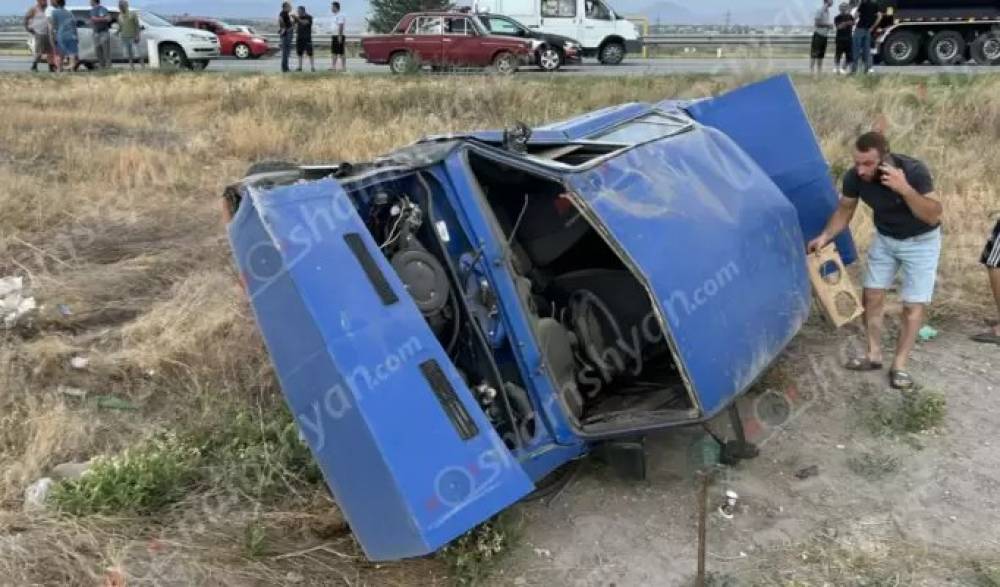 «ՎԱԶ 21-06»-ը բախվել է «Toyota»-ին և կողաշրջված հայտնվել դաշտում․ կան վիրավորներ