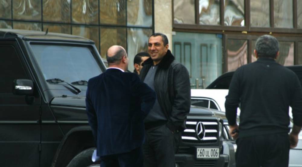 Ոստիկանները Սամվել Ալեքսանյանի մեքենաները տուգանային են տեղափոխել