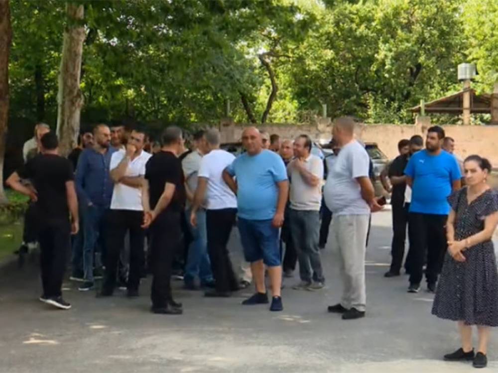 Հրատապ. «Մուլտի սթոուն»-ի աշխատակիցները պահանջում են բացել իրենց աշխատավայրը. բողոքի ակցիան` ուղիղ