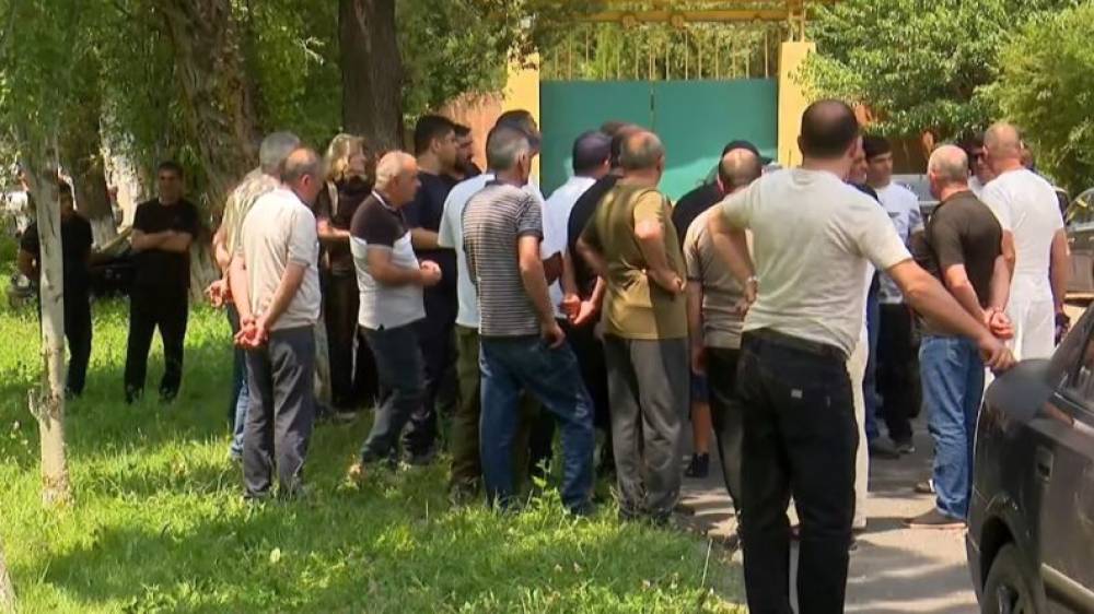 Ամեն օր գալիս ենք հույսով, որ մեր աշխատատեղը բացվի. «Մուլտի սթոունի» աշխատակիցներն ակցիա են անում
