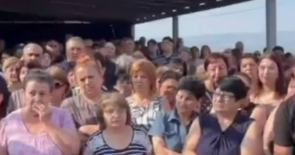 «Արարատ ցեմենտի» աշխատակիցներն այս պահին հավաքվել են գործարանի մոտ` հասկանալու իրենց հետագա ճակատագիրը․ տեսանյութ