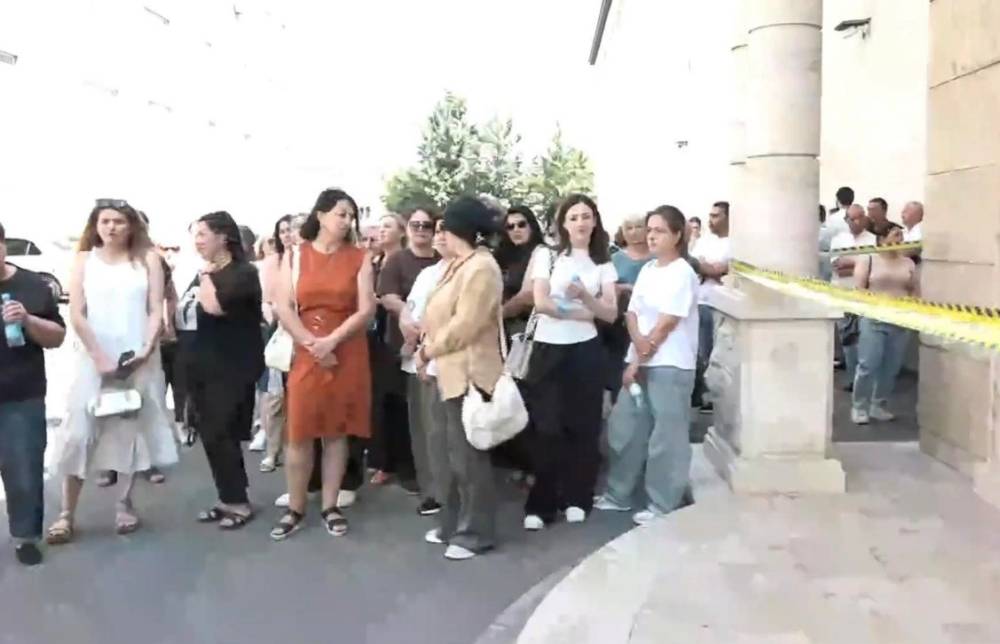 Պարտքերի տակ ենք, վարչապետը շրջագայում է, չի՞ մտածում, որ անգործ ենք մնացել. «Մուլտի տաբակ»-ի աշխատակից