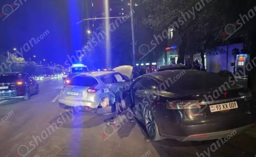 Փափազյան փողոցի խաչմերուկում բախվել են «LiXiang»-ը, «Tesla»-ն, «Toyota Camry»-ն և «Nissan»-ը