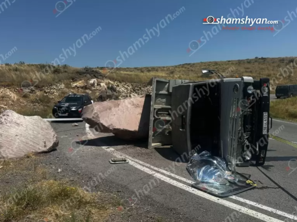 Թալին-Քարակերտ ավտոճանապարհին քարով բարձված «ԿամԱԶ»-ը կողաշրջվել է․ վարորդը տեղում մաhացել է