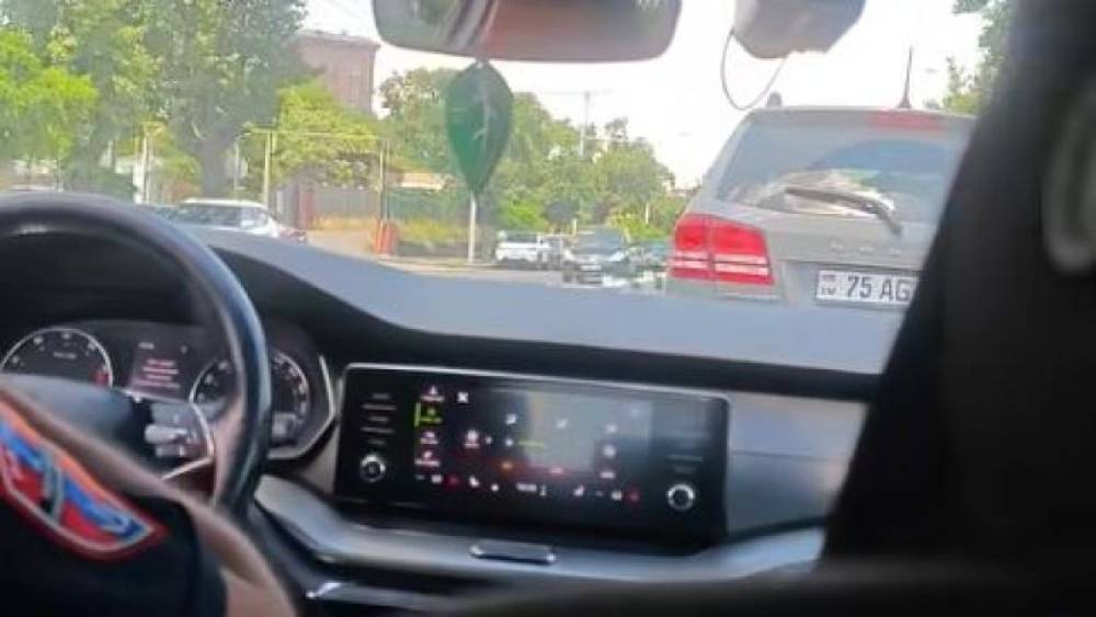 Երևանյան խցանումների պատճառով հարսը եկեղեցի հասավ ոչ թե հարսանեկան մեքենայով, այլ ոստիկանական
